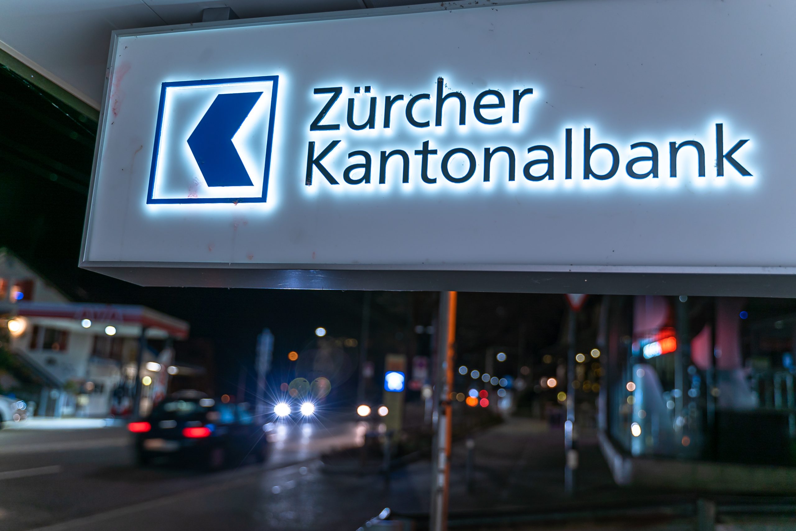 What Services Does Zürcher Kantonalbank (ZKB) Offer?