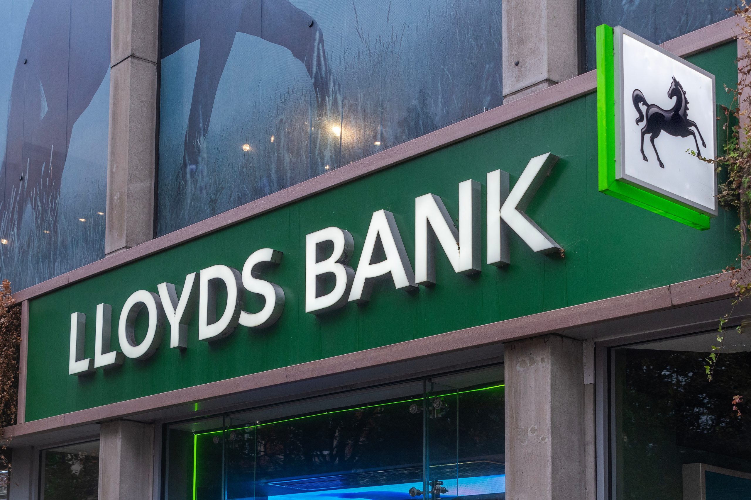 SKN | Lloyds’ Strategic Shift: Why Reducing Interest Rate Dependence Matters for Global Wealth Clients