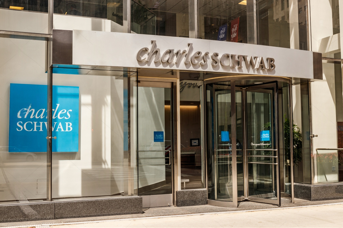 SKN | Charles Schwab Co-Chairman Sells $5 Million in Shares as SCHW Trades Near Elevated Levels
