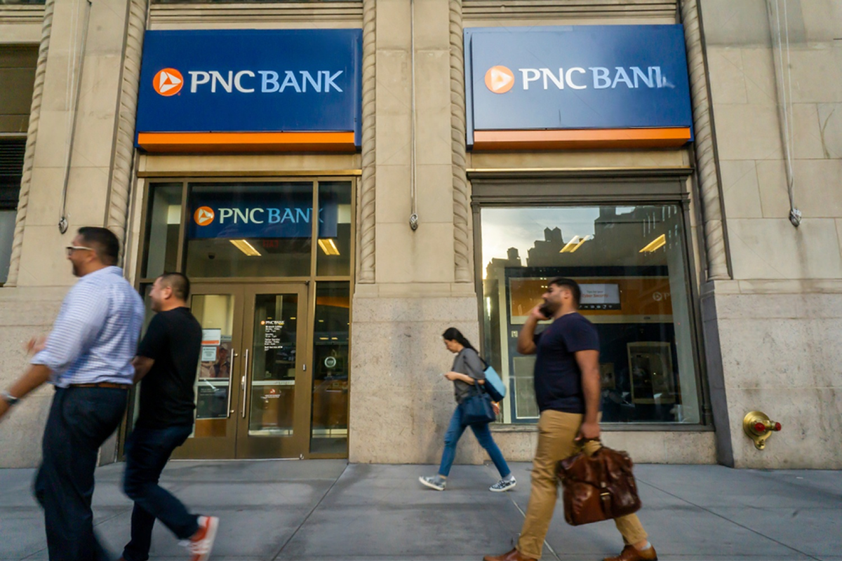 SKN | PNC Financial Services Executive Share Sale Highlights Importance of Insider Activity in Banking Analysis