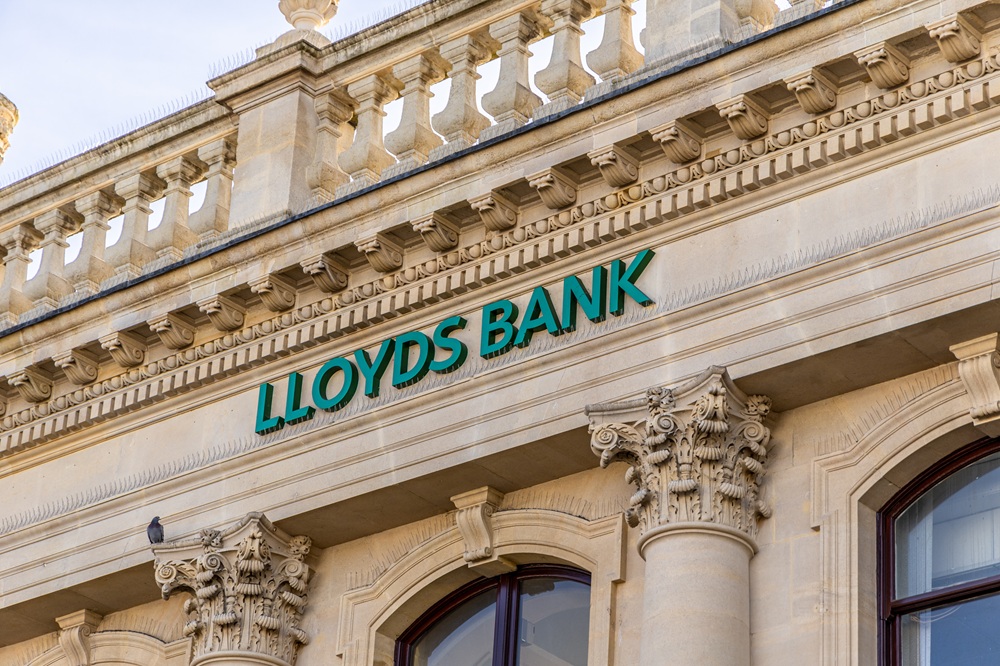 SKN | Lloyds Banking Shares Continue Rally as Analysts See Further Upside Despite Economic Risks