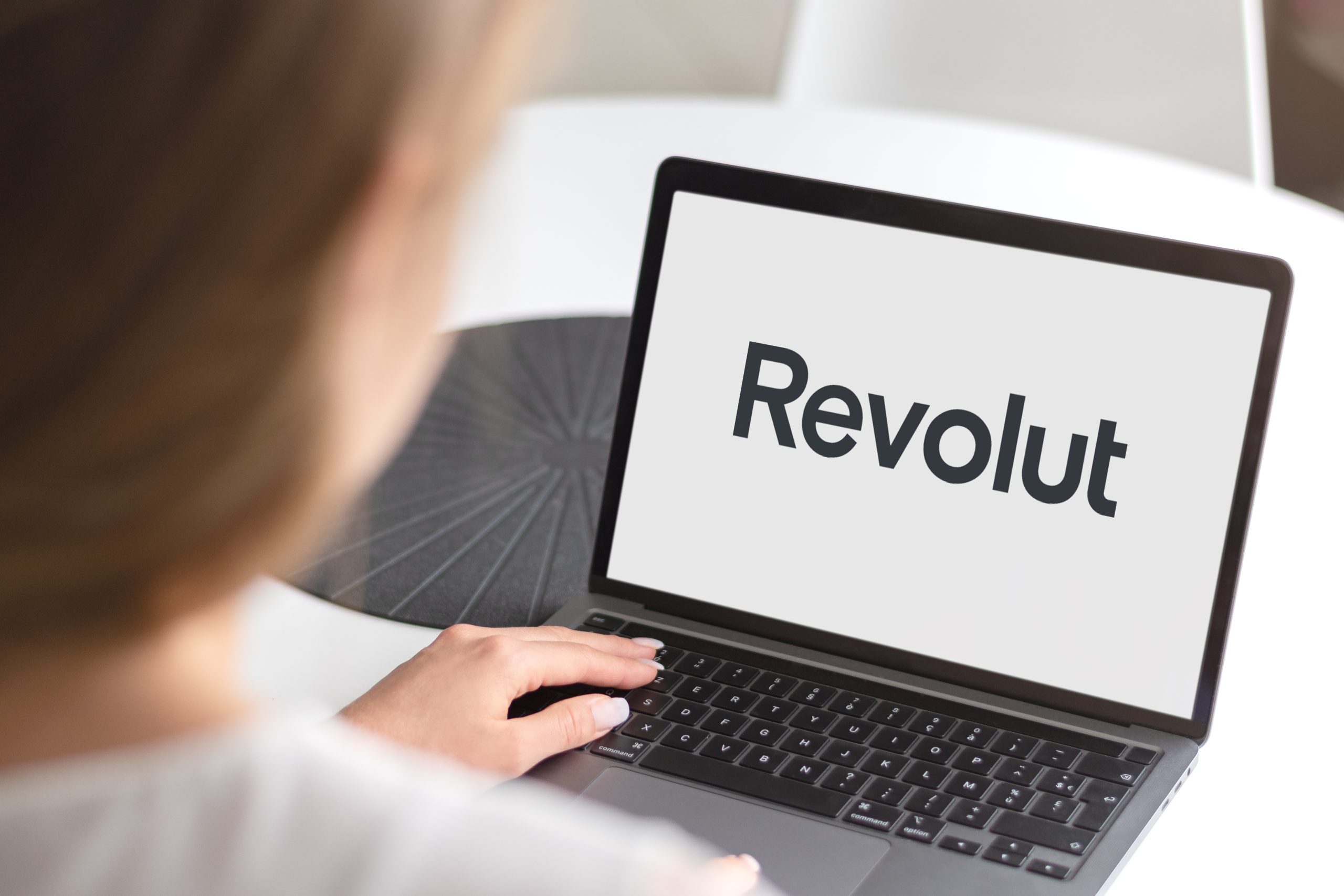 SKN | Revolut Secures French Banking Licence as Tokenised Gold Moves Toward Regulatory Scrutiny