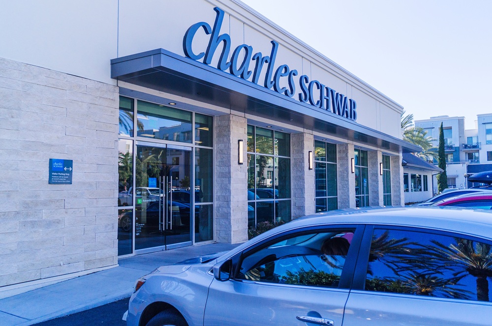 SKN | Charles Schwab Brings Claude AI Tools to 16,000 Advisors as Digital Strategy Expands