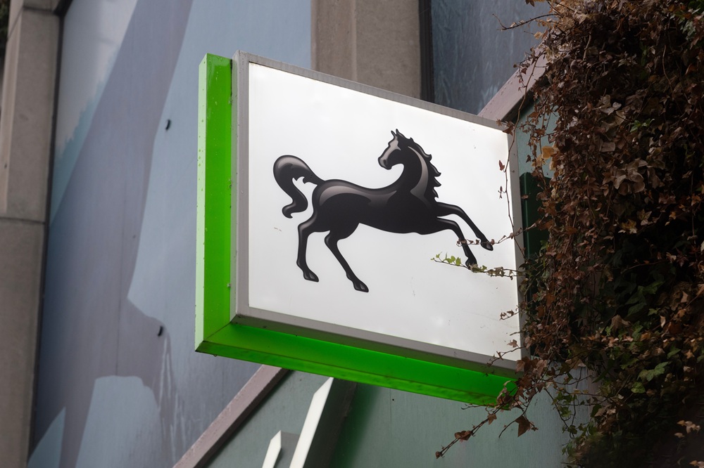 SKN | Lloyds Banking Stock Edges Lower as JPMorgan Target Provides Valuation Reference