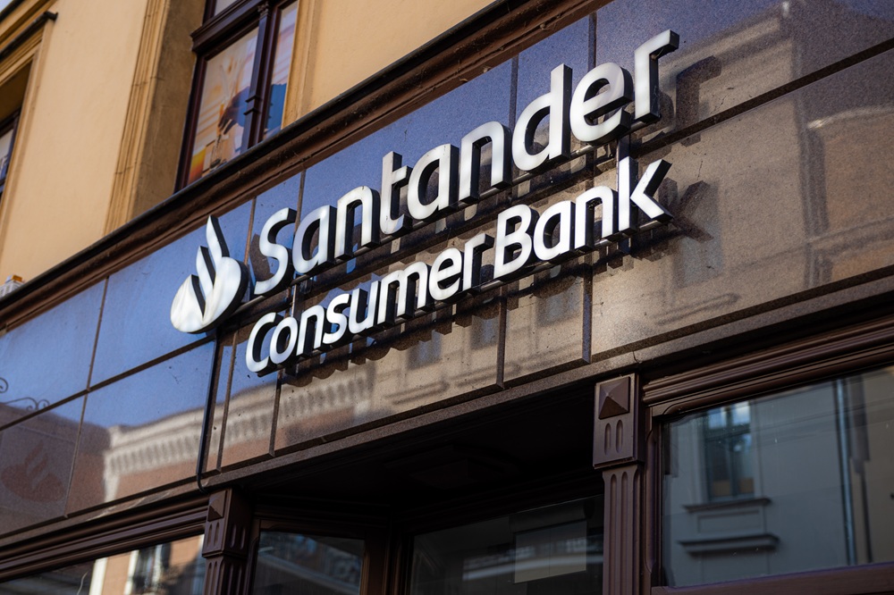SKN | Banco Santander Stock Slips 0.83% as Investors Assess Litigation and Capital Outlook