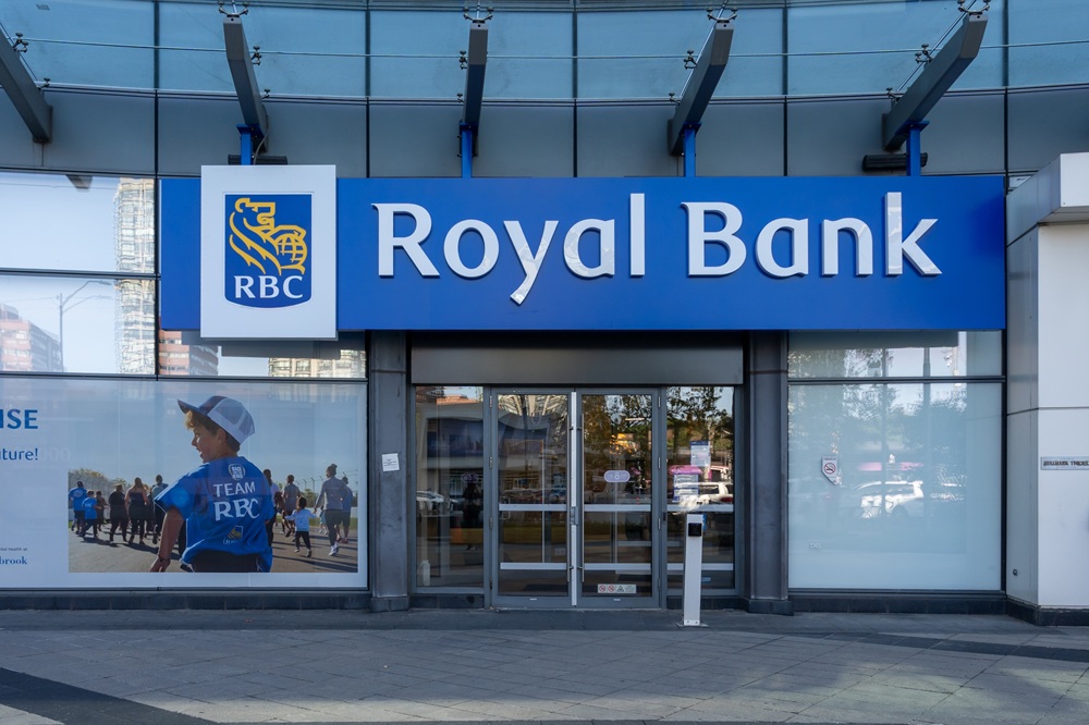 SKN | Royal Bank of Canada Launches Newcomer Banking as Valuation Signals Mixed