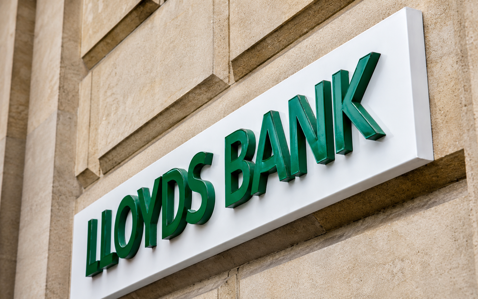 SKN  | Lloyds Shares Retreat as Gilt Yields Rise and UK Business Confidence Weakens